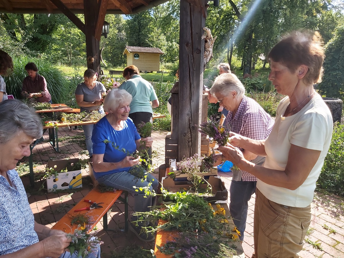 Die Frauen des Gartenbauvereins banden Büschl für die Kräuterweihe am großen Frauentag