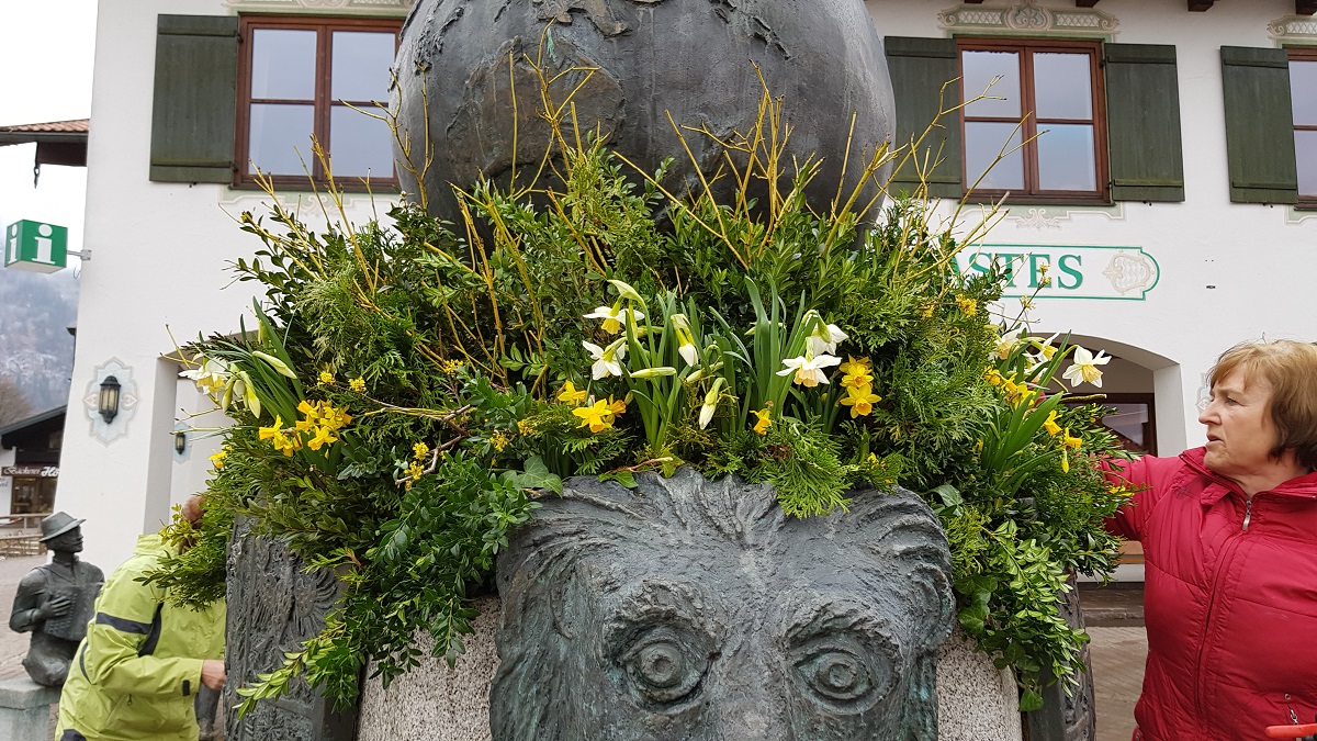 Schmuck des Osterbrunnens in Inzell